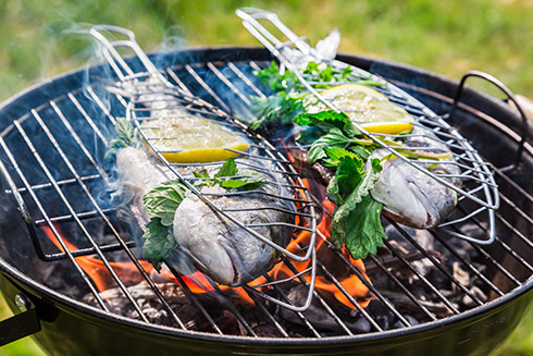 Grillkörbe und Fischzangen sind optimal, um Fisch von beiden Seiten zu grillen