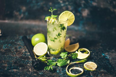 Gehört zu den Trends 2019: der Olivenöl-Kräuter-Cocktail