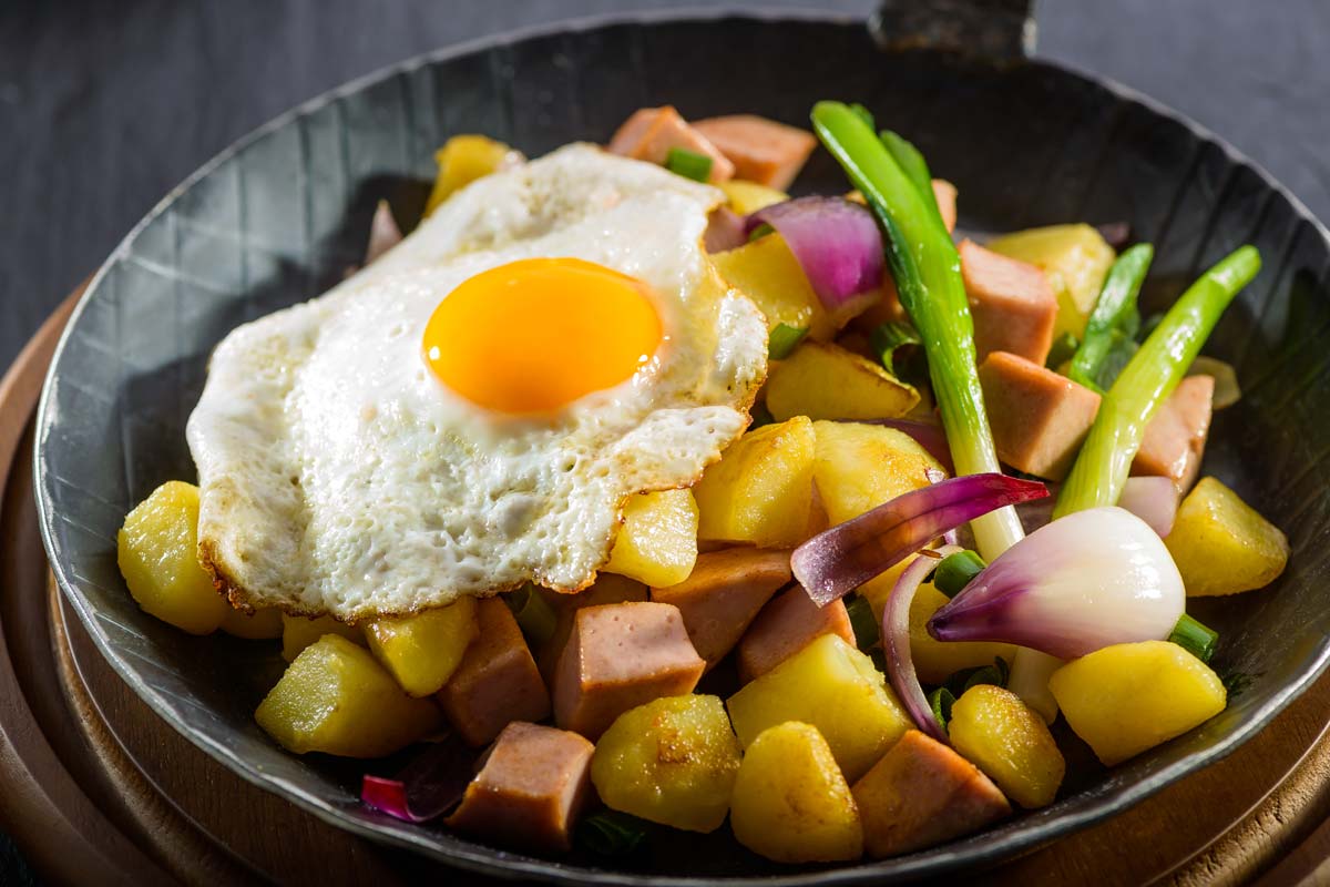 Saarländische Lyonerpfanne – Gebratenes von Kartoffeln und deftiger ...
