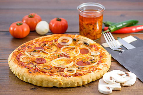 Pizza mit Salami, Zwiebeln und Champignons