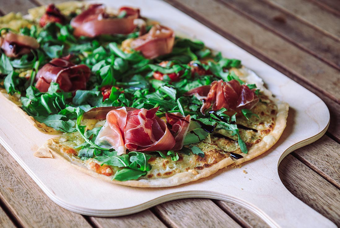 Flammkuchen mit Rauke und Schinken