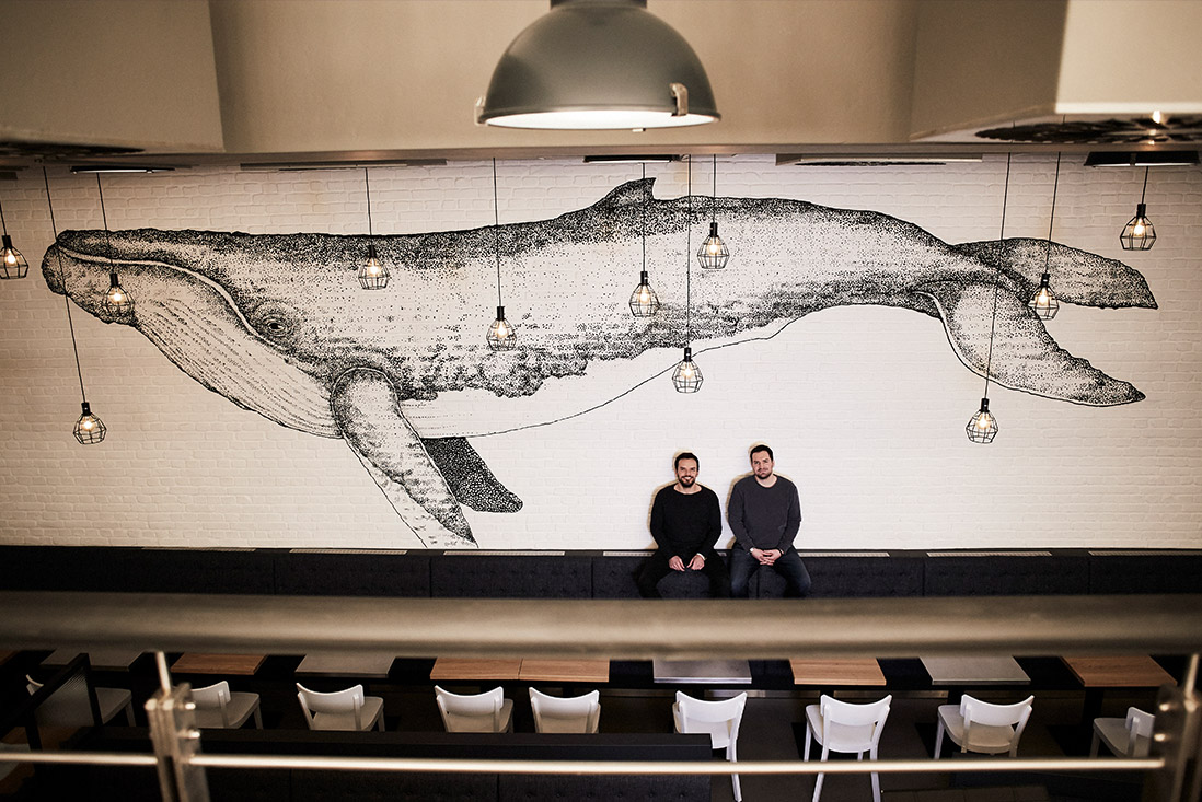 Ein großer Wal schmückt die Wand des Ahois in Hamburg