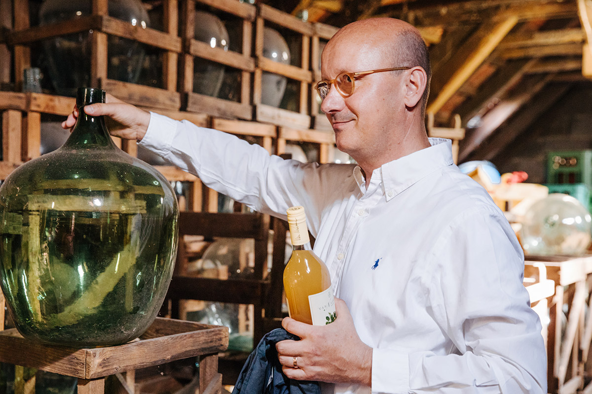 Dr. Peter van Nahmen mit alten Destilierflaschen