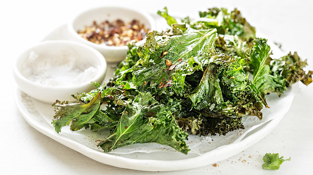 Kale Chips mit Chiliflocken