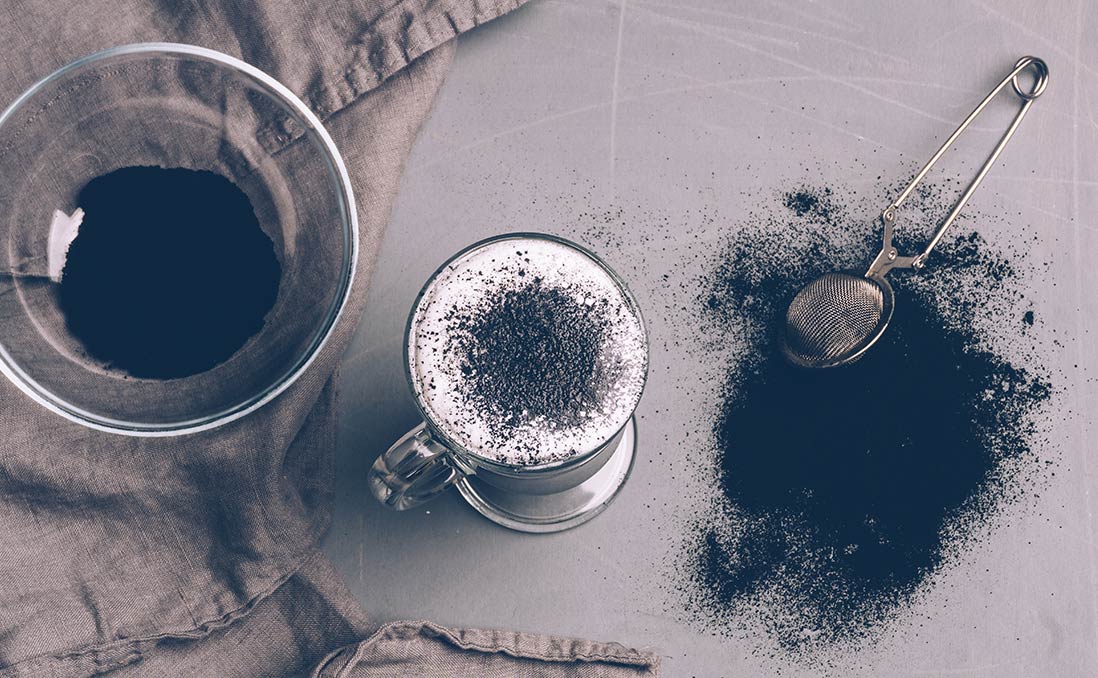 Black is beautyful – diese Kaffeespezialität ist ein echter Blickfang