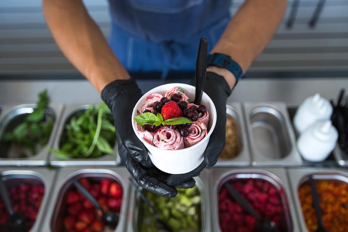 Gespickt mit köstlichen Toppings werden die Eis-Röllchen zum Genuss und Hingucker!