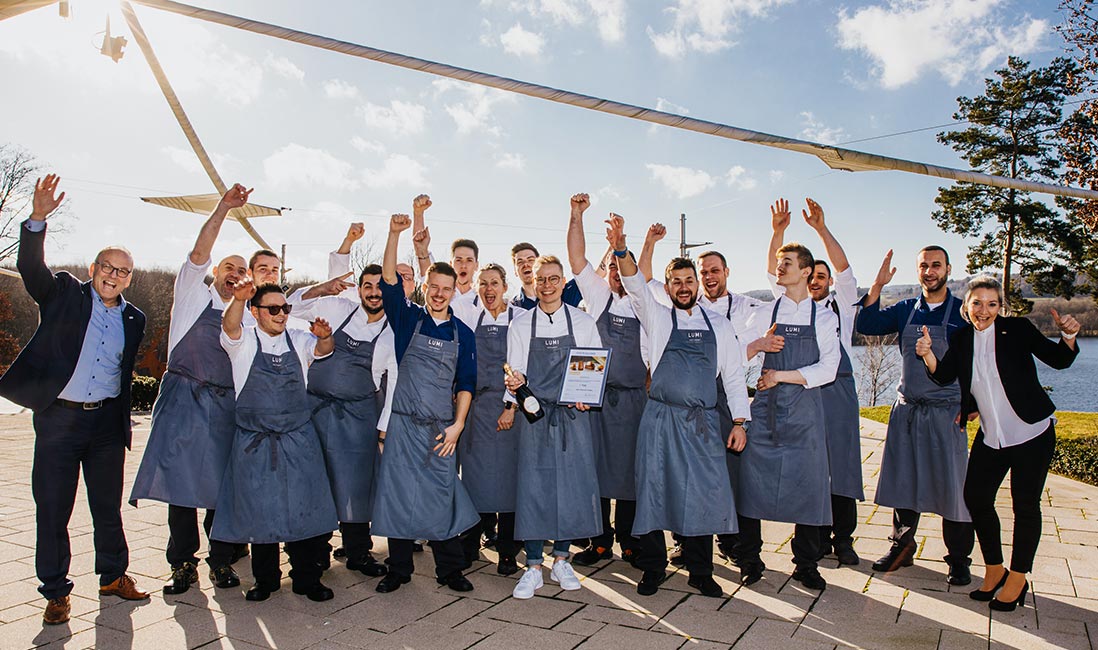 Das gesamte Küchen- und Service-Team des Hotel & Spa Seezeitlodge am Bostalsee in Gonnesweiler freut sich mit Jannik Schupp