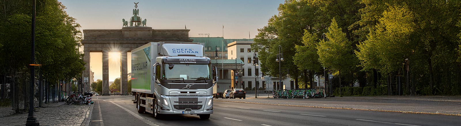 Neue CHEFS CULINAR-Niederlassung in Ludwigsfelde, LKW fährt am Brandenburger Tor in Berlin