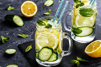 Mocktail mit Gurke und Zitrone