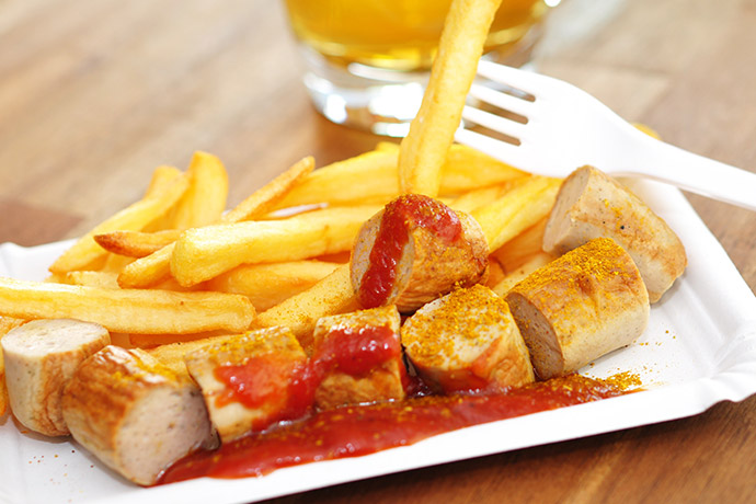 Currywurst mit Pommes