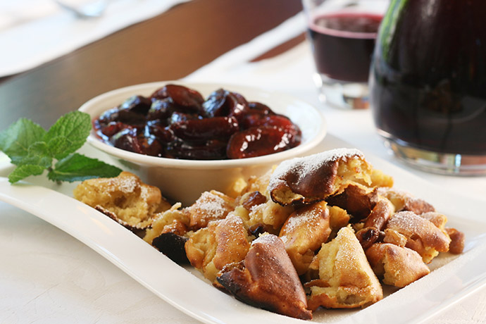 Kaiserschmarrn mit Kompott auf weißem Teller