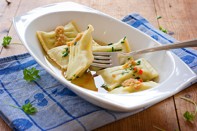 Maultaschen in weißer Schale