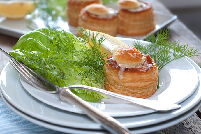 Ragout in Blätterteig auf weißem Teller