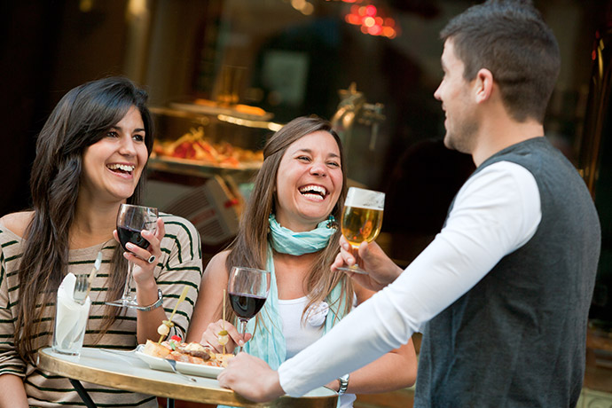 Tapasbar, drei Gäste trinken etwas