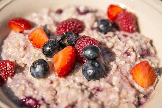 Müsli, verschiedene Beeren 