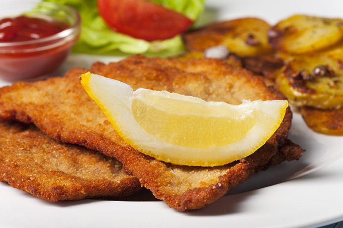 Paniertes Schnitzel mit Zitrone