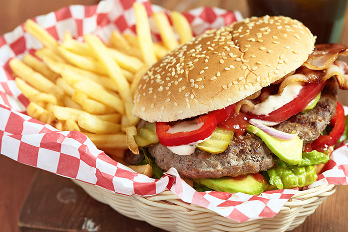 Hamburger mit Pommes in Schale