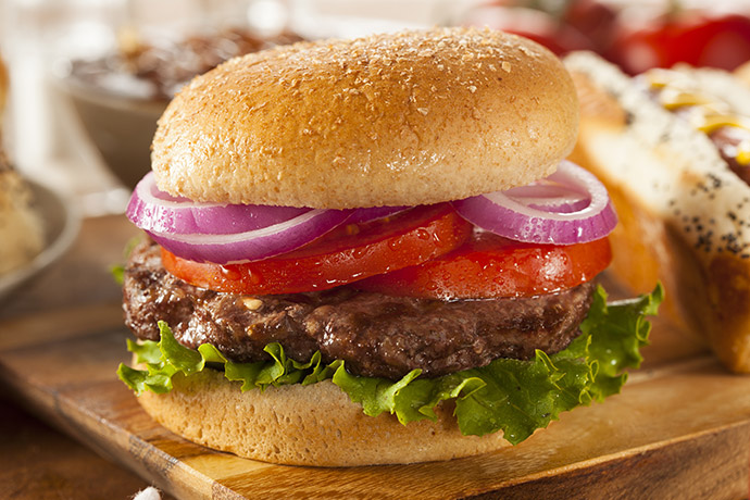 Hamburger mit Zwiebeln, Tomaten, Fleisch, Salat