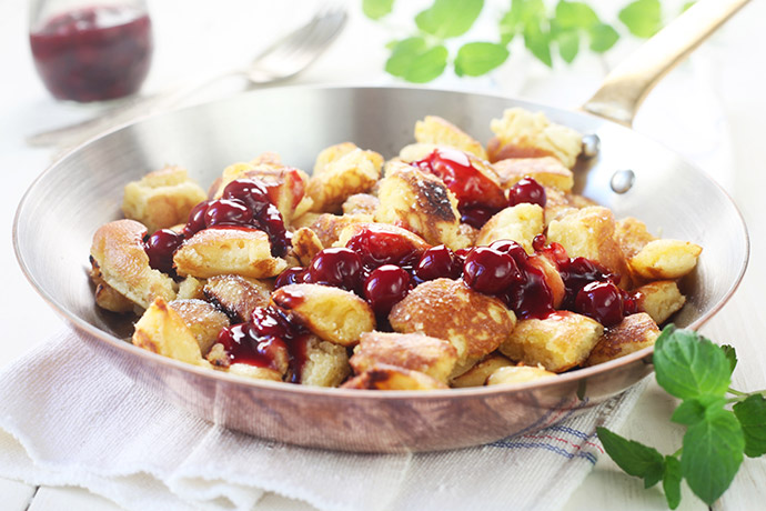 Kaiserschmarrn mit Kompott in Pfanne