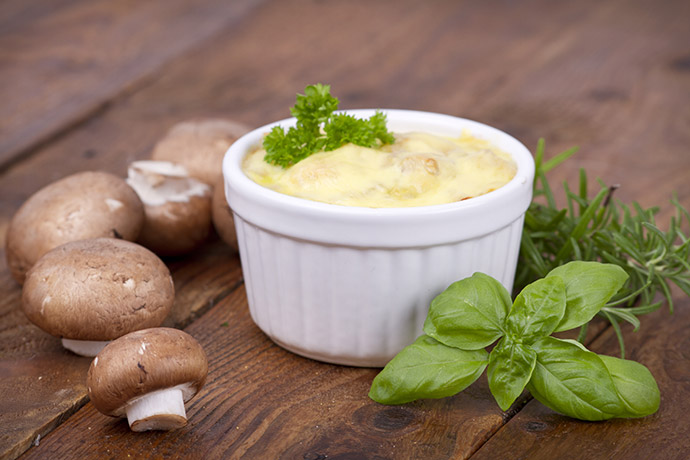 Ragout mit Pilzen in weißer Schale