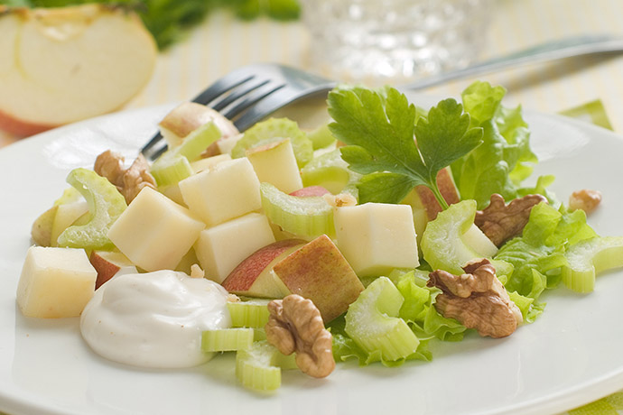 Salat mit Äpfeln und Walnüssen