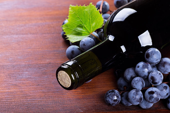 Weinflasche mit Weintrauben