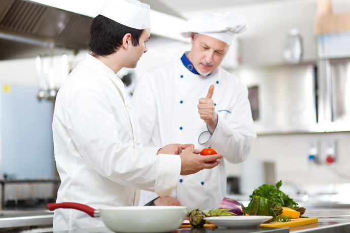 Chefkoch und Aushilfskoch in der Restaurant-Küche