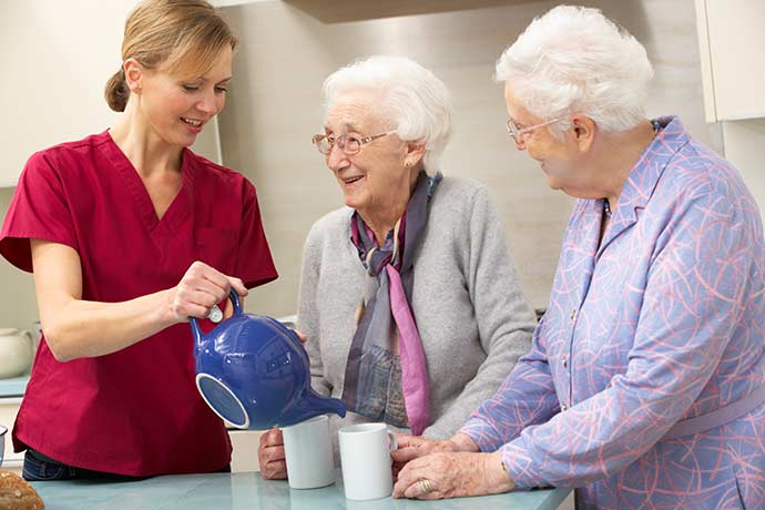 Senioren und Pflegekraft