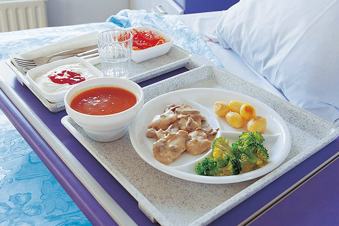 Tablett mit Krankenhaus-Essen