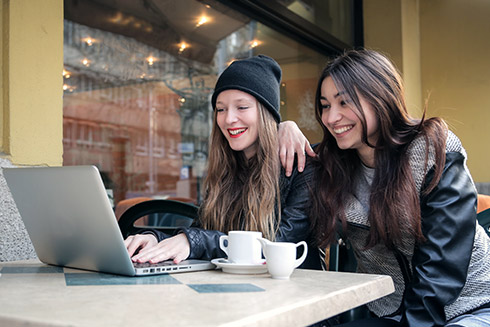 2 junge Frauen arbeiten mit Laptop