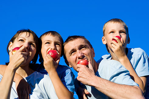 Familie isst Äpfel