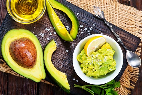 Guacamole wird aus Avocados hergestellt