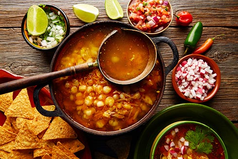 Der traditionelle mexikanische Eintopf Pozole passt prima in die Winterzeit