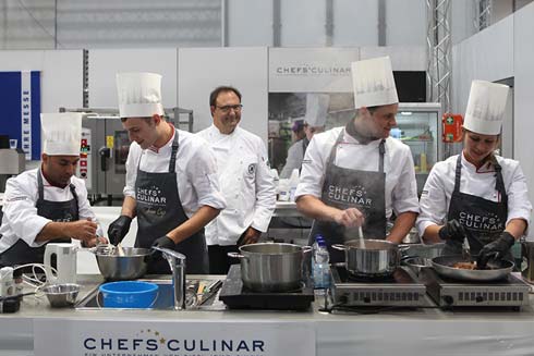 Azubis kochen beim Young Chefs Battle für das CHEFS CULINAR Messe-Publikum