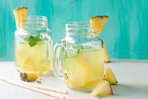 Mocktail mit Ananas und frischen Kräutern