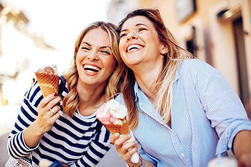 Ein Sommervergnügen ist das Eis essen