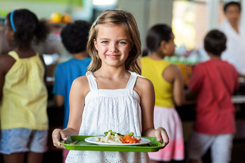 Ausgewogene Ernährung für die Schülerin