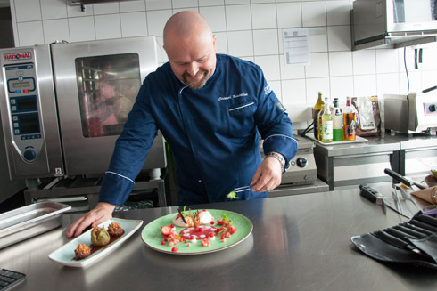 Christoph Koscielniak richtet ein Dessert fürs Rezept-Foto an