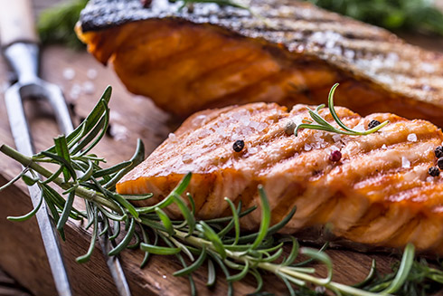 Richtig zubereitet ist gegrillter Lachs ein Gedicht – CHEFS CULINAR weiß, wie es geht.