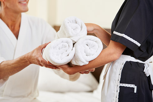 Gäste freuen sich über freundliches Personal in Hotels auch im Housekeeping-Bereich