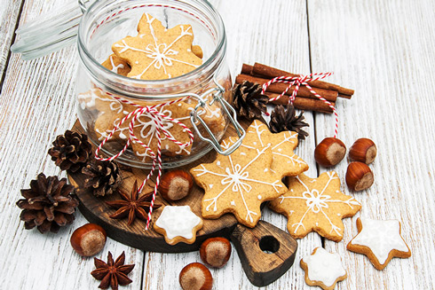 Weihnachtsplätzchen werden oft mit Nüssen gebacken