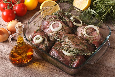 Damit das Fleisch ein ganz besonders Aroma erhält, wird jedes gebeizte Fleisch mehrere Tage eingelegt.
