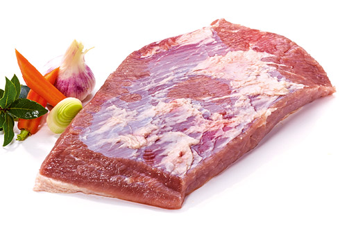 Damit das Fleisch frisch bei unseren Kunden ankommt, werden die Stücke in einer Lake aus Trinkwasser und Nitritpökelsalz behandelt.