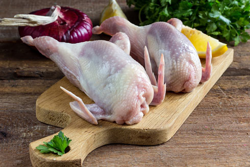 Unter Wildgeflügel fallen beispielsweise Perlhuhn, Wachtel und Rebhuhn