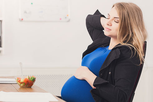 Schwangere und stillende Frauen haben Anspruch auf Ruhepausen bei der Arbeit