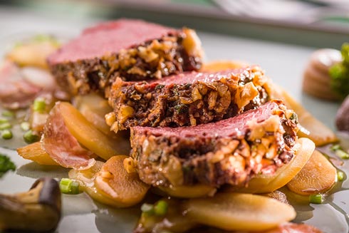 Das CHEFS CULINAR Lieblingsgericht von René Ludwig: Hirschrücken im Haselnuss-Steinpilz-Mantel mit Schwarzwurzeln und Maronenpüree