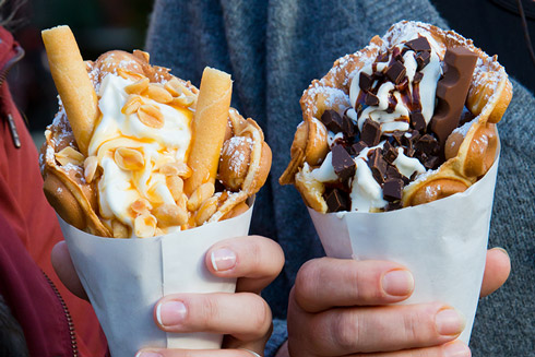 Mit Waffeln, Schokolade und Sirup schmeckt Eis auch im Winter