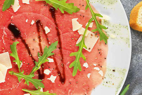 Italienisches Ostermenü mit Rindercarpaccio, Kalbsrückensteak und süßer Pecorino-Feigen-Pasta