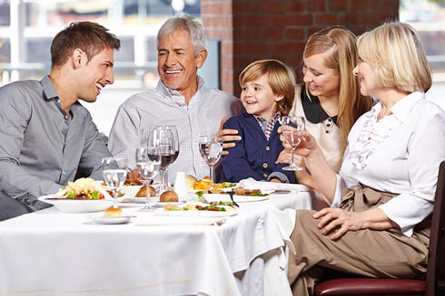 Gäste lassen sich an Ostern bei einem Brunch im Restaurant verwöhnen