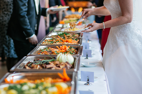 Auf einer Hochzeit kann das Essen als Menü serviert werden oder in buffetform bereit gestellt werden